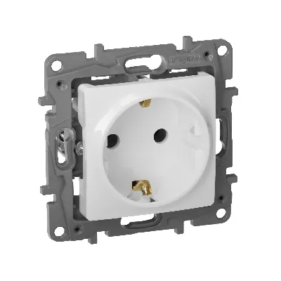 ETIKA Розетка с заземлением белая