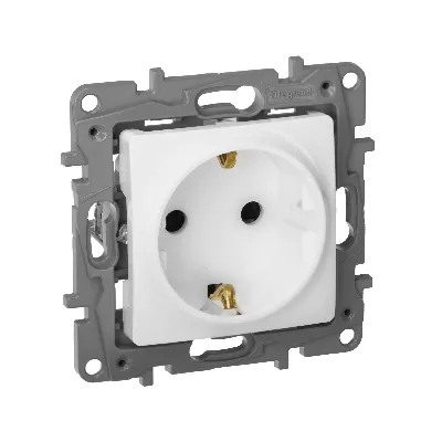 ETIKA Розетка с заземлением со шторками белая